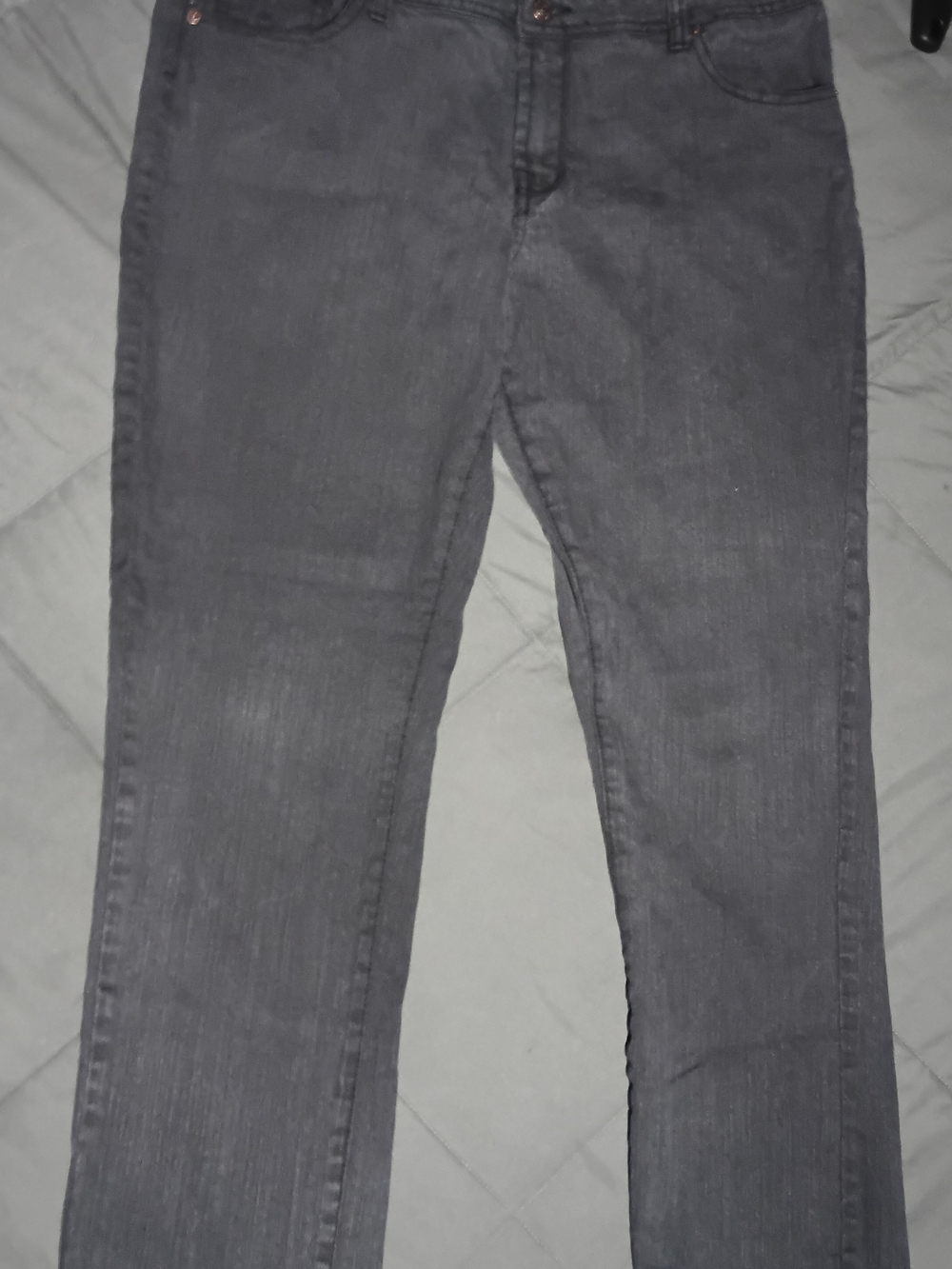 Bitten by Sarah Jessica Parker Red Clothing Label,Grey/Black Jeans